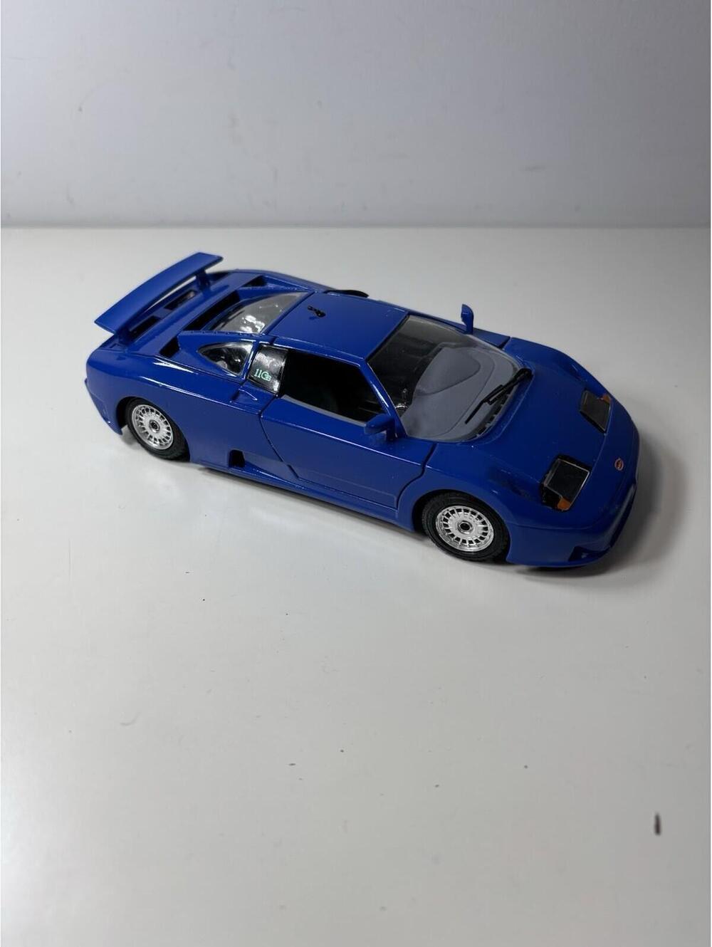 Burago 1991 Bugatti EB110 Blue 1/18 Scale Diecast Model Car - Picture 2 of 7